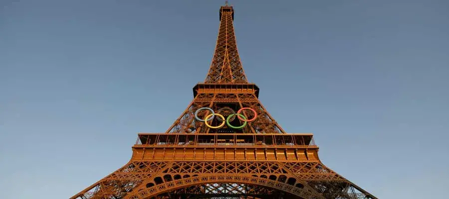 The Eiffel Tower with the Olympic rings